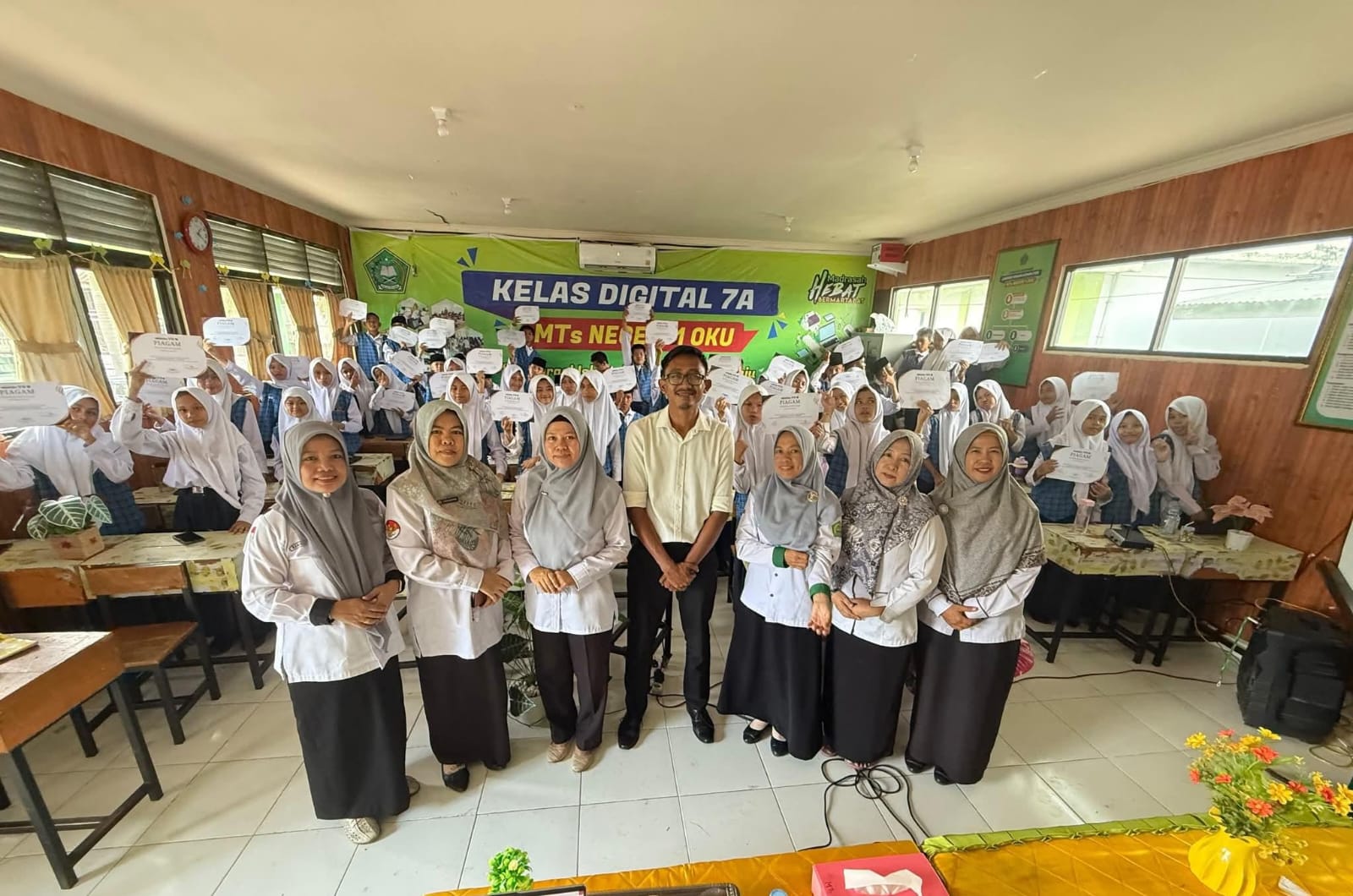 Guru MAN 1 OKU Latih Siswa dan Guru MTsN 1 OKU Ciptakan Konten Digital Kreatif