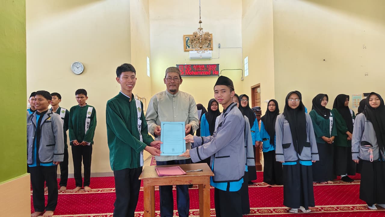 Pelantikan Pengurus Rohis Putra dan Putri MAN 1 OKU Tahun 2025/2026 Berlangsung Khidmat