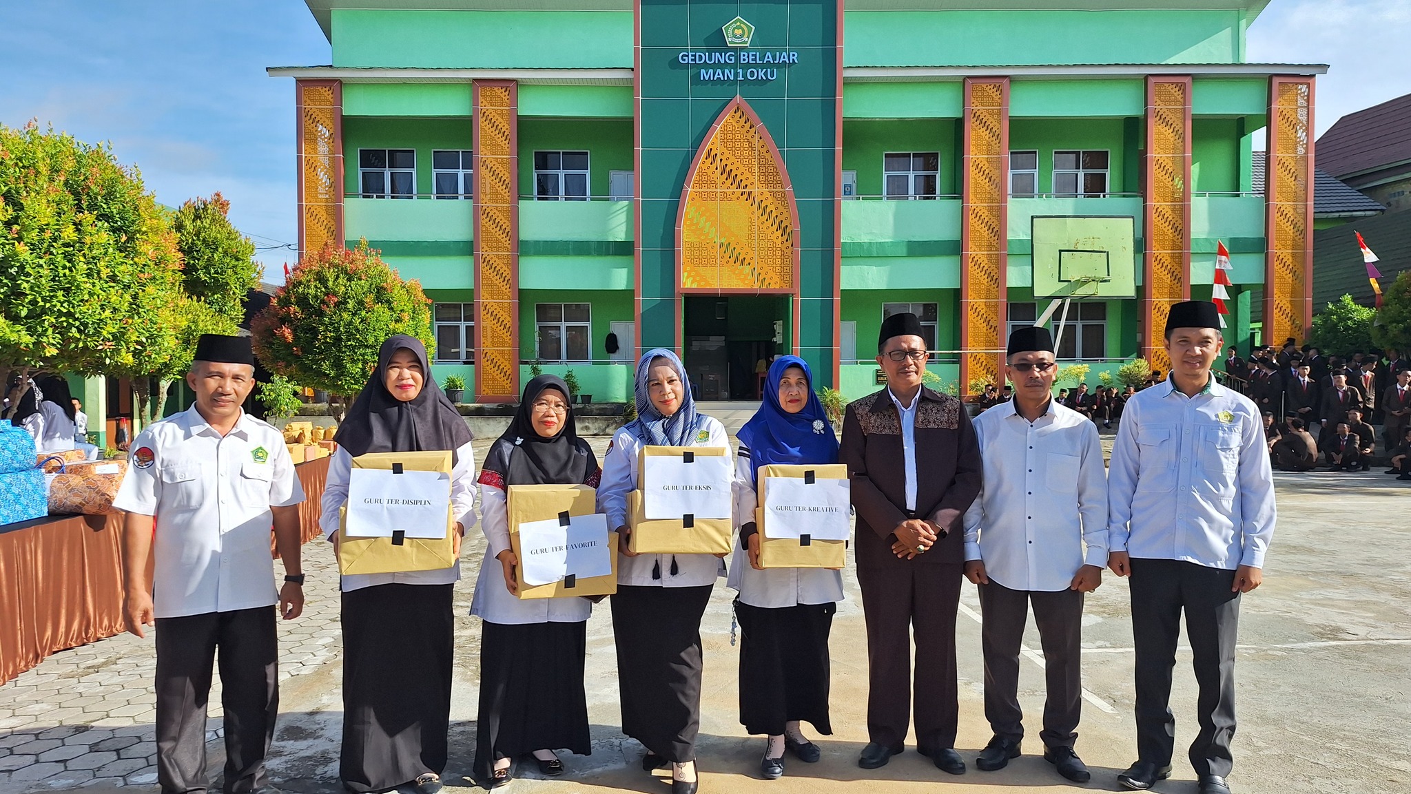 MAN 1 OKU Umumkan Guru Terbaik dan Gelar Tukar Kado Meriah pada HGN 2025