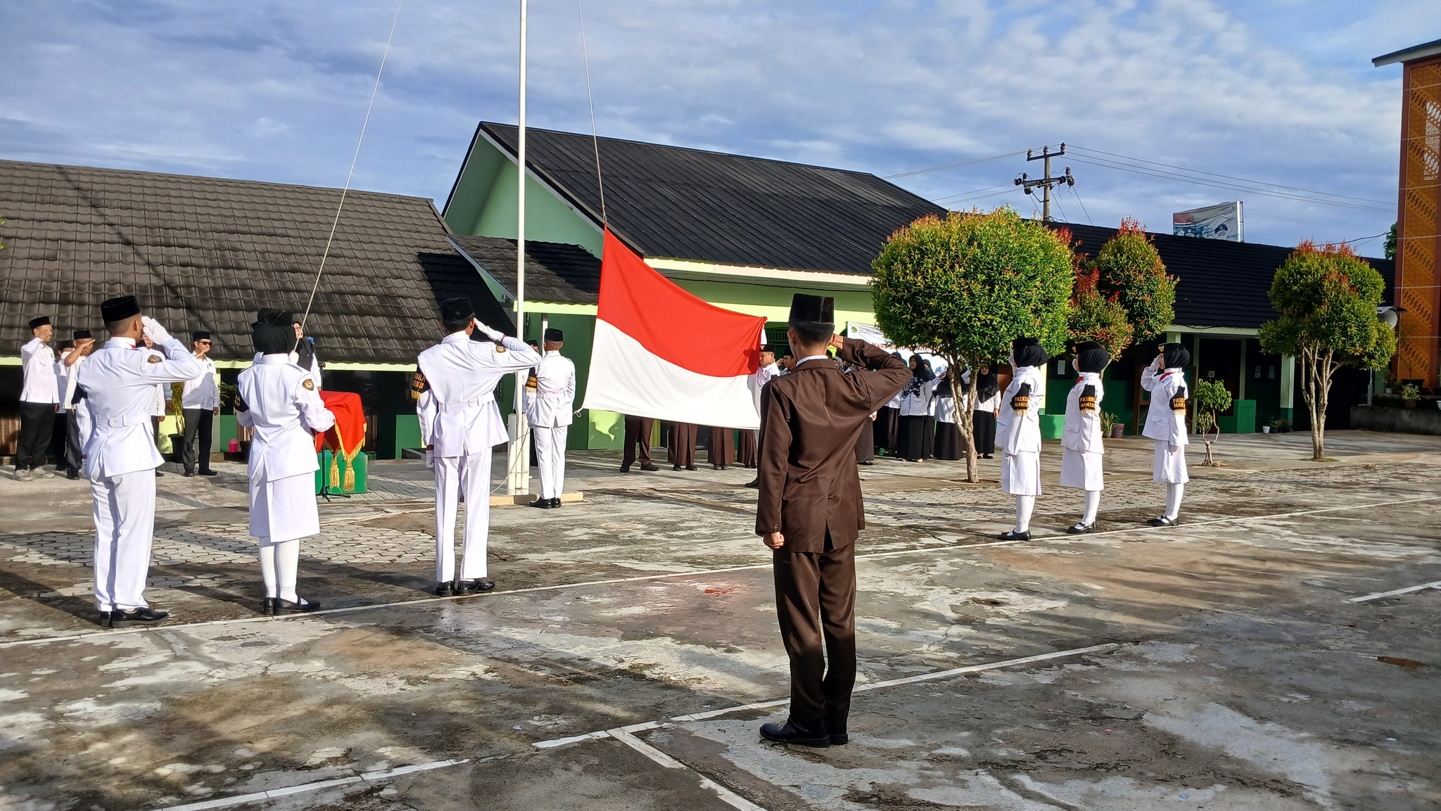 Upacara Rutin MAN 1 OKU Tekankan Pentingnya Kebersihan dan Kedisiplinan