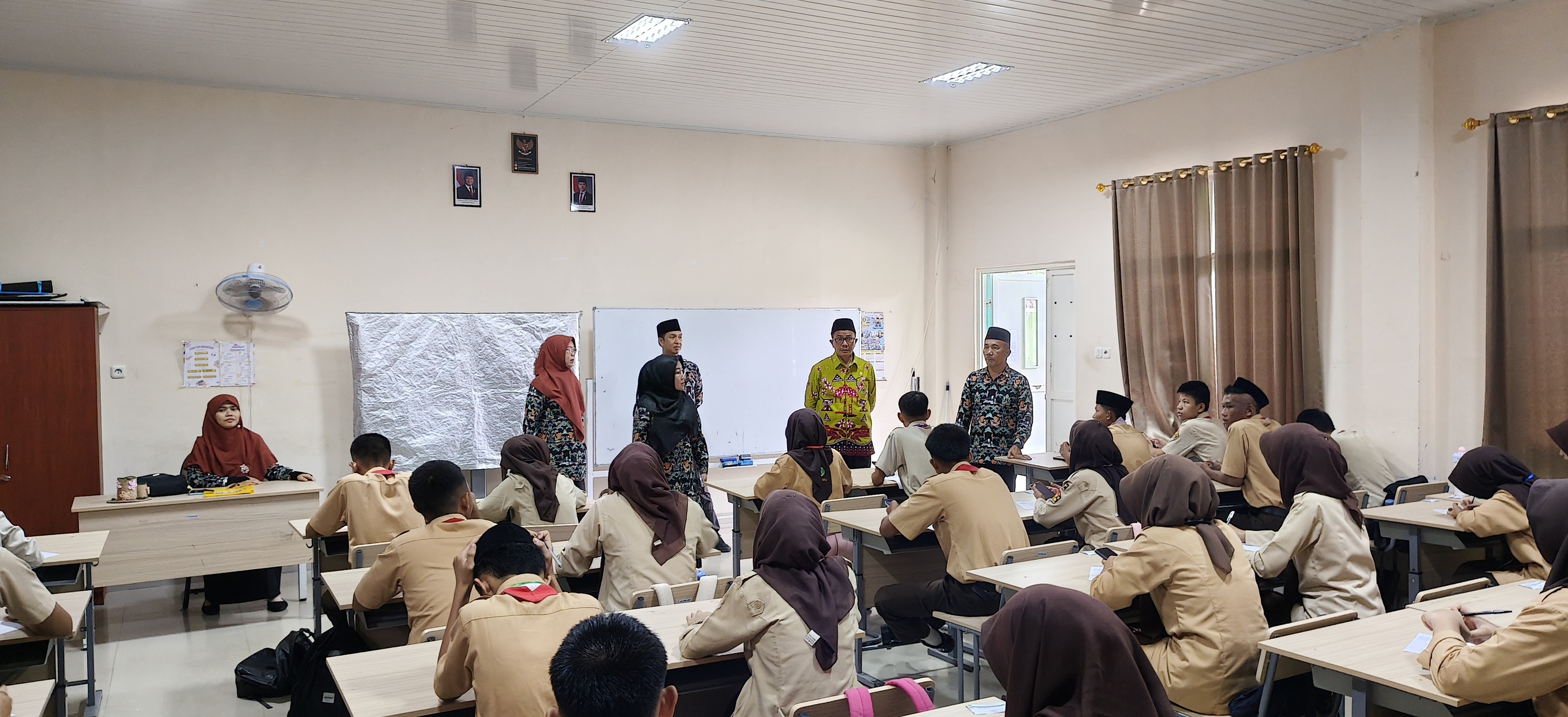 Kepala MAN 1 OKU Bersama Wakil Kepala Madrasah Pantau Pelaksanaan ASAS Genap 2025/2026