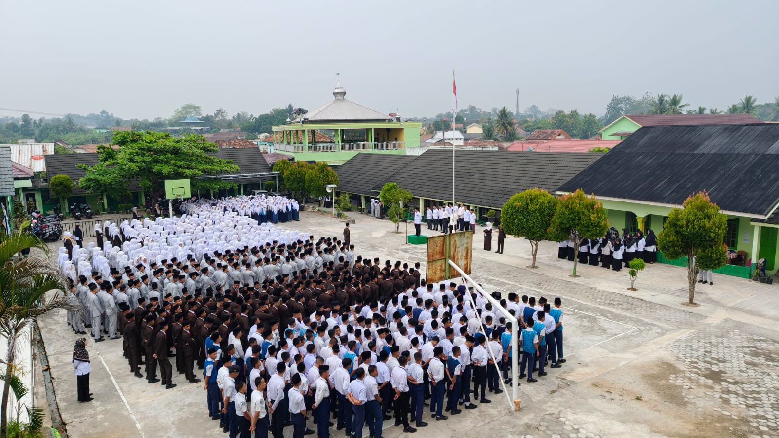 Kepala MAN 1 OKU Pimpin Apel Senin Pagi, Tekankan Budaya Disiplin