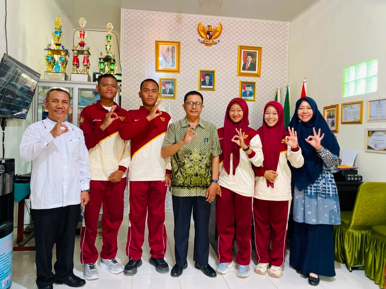 Siswa Paskibra MAN 1 OKU Pamit kepada Kepala Madrasah Jelang Karantina PASKIBRAKA Kabupaten OKU 2026