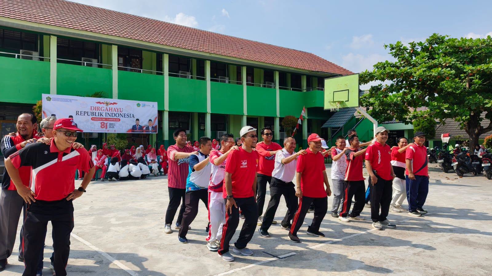 Semarak HUT RI ke-81, Hari Keempat Perlombaan MAN 1 OKU Diwarnai Kekompakan Guru dan Pegawai