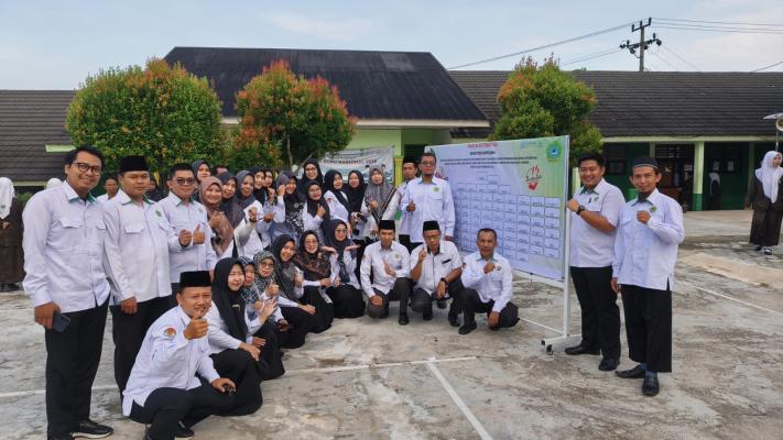 Guru dan Pegawai MAN 1 OKU Tandatangani Pakta Integritas Menuju WBK dan WBBM