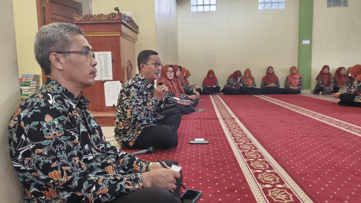 Kepala MAN 1 OKU Pimpin Rapat Evaluasi dan Pembinaan Guru serta Pegawai