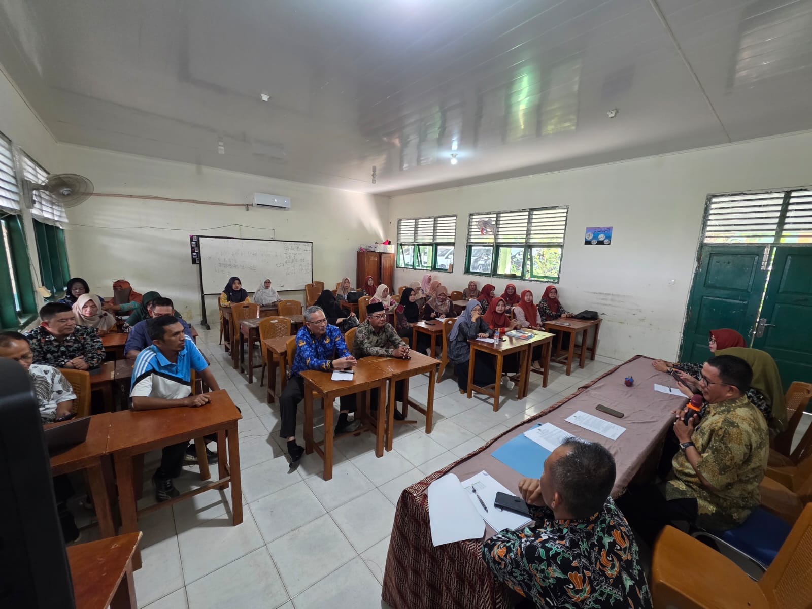 Rapat Penentuan Kelulusan Siswa Kelas XII MAN 1 OKU Digelar Digelar Secara Teliti dan Bertanggung Ja