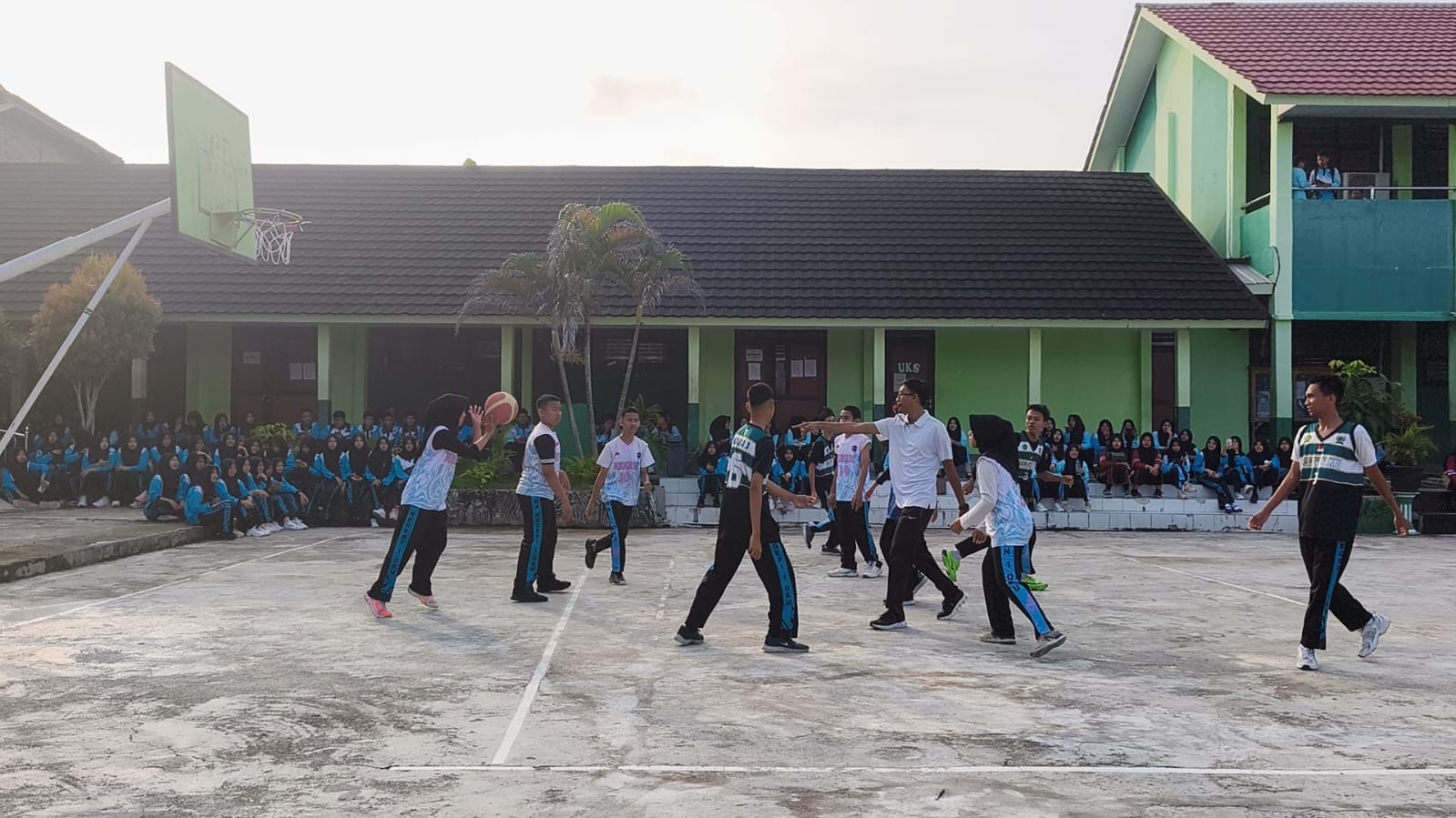 Showforce Ekstrakurikuler Basket MAN 1 OKU Meriahkan Suasana dengan Aksi Cheerleaders dan Challenge