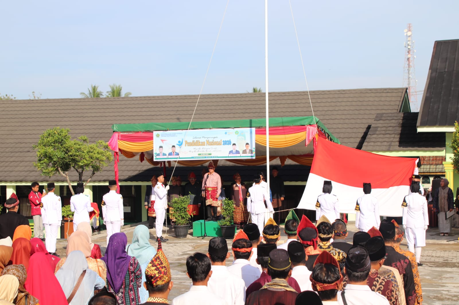 Upacara Peringatan Hardiknas 2026 di MAN 1 OKU Berlangsung Khidmat