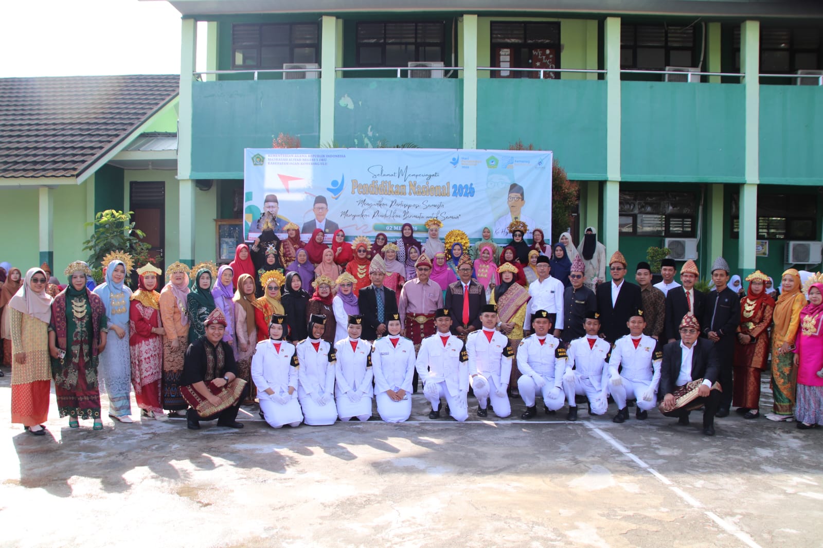 Kebersamaan Usai Upacara Hardiknas 2026, MAN 1 OKU Gelar Sesi Foto Bersama