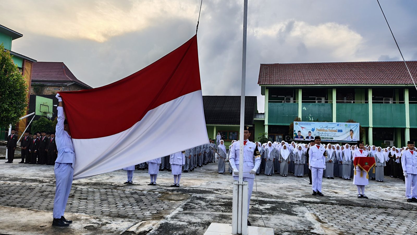 Upacara Bendera Senin Pagi di MAN 1 OKU Berlangsung Tertib dan Khidmat