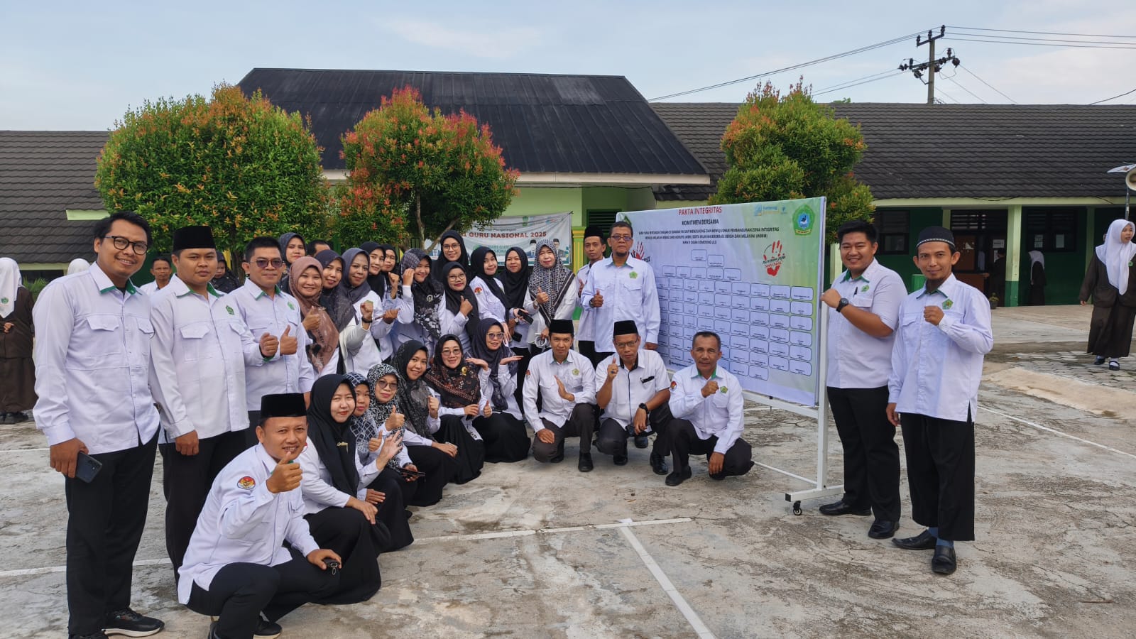 Guru dan Pegawai MAN 1 OKU Tandatangani Pakta Integritas Menuju WBK dan WBBM