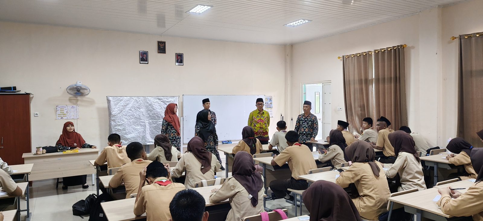 Kepala MAN 1 OKU Bersama Wakil Kepala Madrasah Pantau Pelaksanaan ASAS Genap 2025/2026